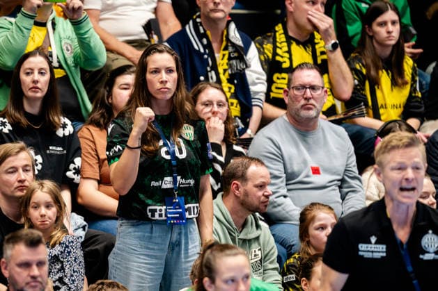Hamm, 22.03.2026, Handball, Damen, EHF Champions League, Play-offs, 2025 2026: BVB Borussia Dortmund FTC Rail-Cargo Hungaria Emily Vogel (FTC Rail-Cargo Hungaria) jubelt auf der Tribüne Hamm Westpress Arena NRW Germany