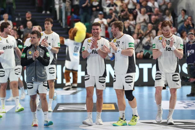 22.03.2026, xgox, Handball, EM-Qualifikation, Deutschland - Aegypten emspor v.l. Deutschland um Renars Uscins (Deutschland, 23), Franz Semper (Deutschland, 32), Tom Kiesler (Deutschland, 30) Jubel ueber den Sieg, Jubel nach Spielende Bremen