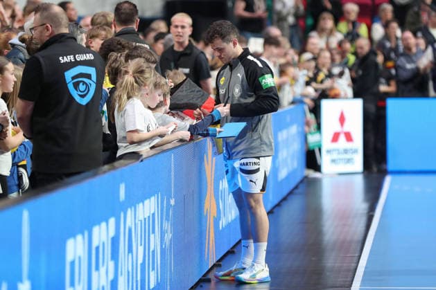 22.03.2026, xgox, Handball, EM-Qualifikation, Deutschland - Aegypten emspor v.l. Tim Freihoefer (Deutschland, 2) schreibt Autogramme Bremen