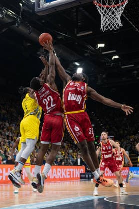 GER, Basketball, easy Credit- BBL, EWE Baskets Oldenburg vs Fitness First Würzburg Baskets 22.03.2026, EWE Arena, Oldenburg, GER, easy Credit-BBL, EWE Baskets Oldenburg vs Fitness First Würzburg Baskets, im Bild Charles THOMPSON ( FIT One WuÌˆrzburg Baskets 32 ) Johnathan STOVE ( FIT One WuÌˆrzburg Baskets 22 ) Chris CLEMONS ( EWE Baskets Oldenburg 3 )