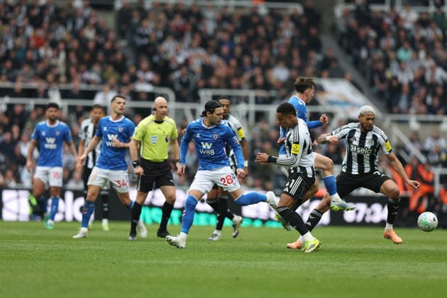 Newcastle Upon Tyne, England, 22nd March 2026. Joelinton (R) of Newcastle United in action during the Newcastle United vs Sunderland Premier League match at St. James Park, Newcastle Upon Tyne. Picture credit should read: Nigel Roddis Sportimage EDITORIAL USE ONLY. No use with unauthorised audio, video, data, fixture lists, club league logos or live services. Online in-match use limited to 120 images, no video emulation. No use in betting, games or single club league player publications. SPI_075_NR_NEWC_SUND SPI-4633-0075