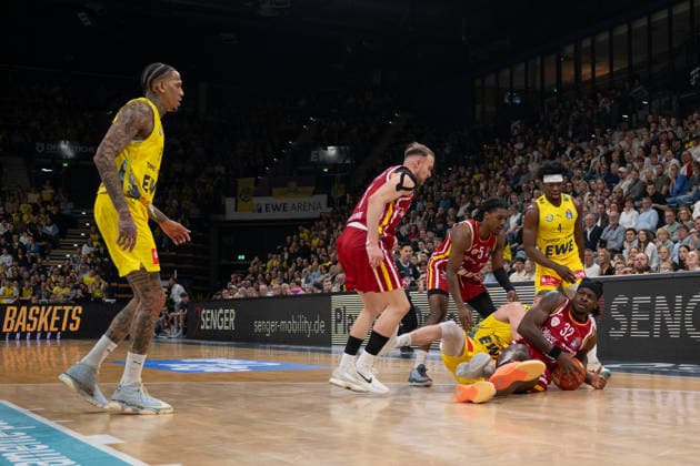 GER, Basketball, easy Credit- BBL, EWE Baskets Oldenburg vs Fitness First Würzburg Baskets 22.03.2026, EWE Arena, Oldenburg, GER, easy Credit-BBL, EWE Baskets Oldenburg vs Fitness First Würzburg Baskets, im Bild am Boden Charles THOMPSON ( FIT One WuÌˆrzburg Baskets 32 ) Seth HINRICHS ( EWE Baskets Oldenburg 21 ) Lukas HERZOG ( FIT One WuÌˆrzburg Baskets 1 ) Marcus CARR ( FIT One WuÌˆrzburg Baskets 5 ) Brain FOBBS ( EWE Baskets Oldenburg 4 ) Michale KYSER ( EWE Baskets Oldenburg 12 )
