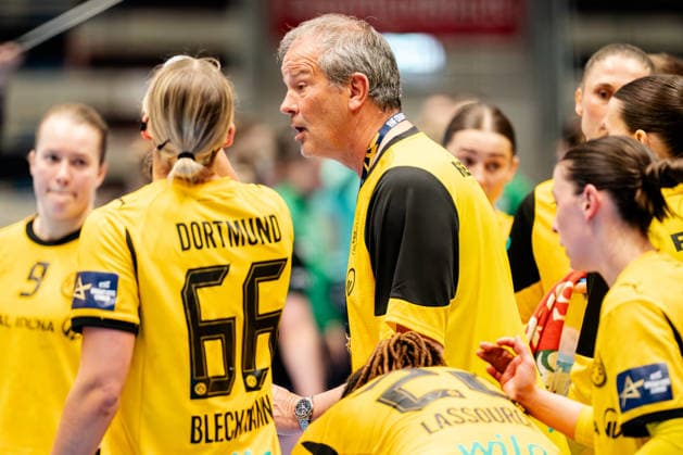 Hamm, 22.03.2026, Handball, Damen, EHF Champions League, Play-offs, 2025 2026: BVB Borussia Dortmund FTC Rail-Cargo Hungaria Henk Groener (Trainer BVB) während einer Auszeit Hamm Westpress Arena NRW Germany