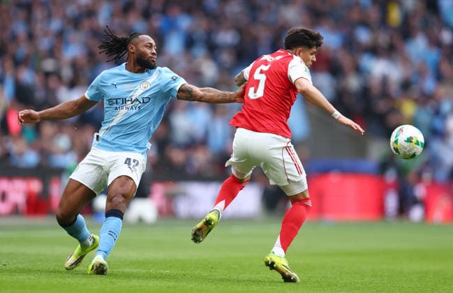 London, England, 22nd March 2026. Antoine Semenyo of Manchester City and Piero Hincapie of Arsenal challenge for the ball during the Arsenal vs Manchester City Carabao Cup Final match at Wembley Stadium, London. Picture credit should read: Paul Terry Sportimage EDITORIAL USE ONLY. No use with unauthorised audio, video, data, fixture lists, club league logos or live services. Online in-match use limited to 120 images, no video emulation. No use in betting, games or single club league player publications. SPI_027_PT_Arsenal_Man_City SPI-4632-0027
