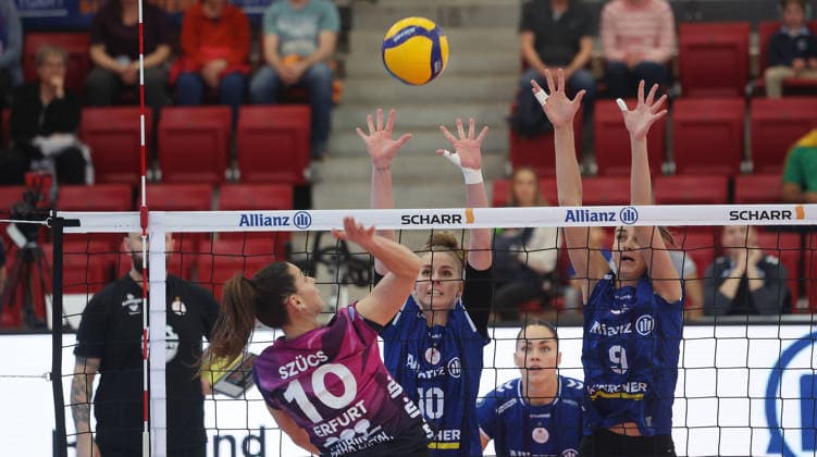Stuttgart , Bundesliga Volleyball Viertelfinale Spiel 1 , Allianz MTV Stuttgart vs. Schwarz-Weiß Erfurt , von links: Kinga Szücs ( erfurt ) Pia Kästner Anna Koulberg ( Stgt )