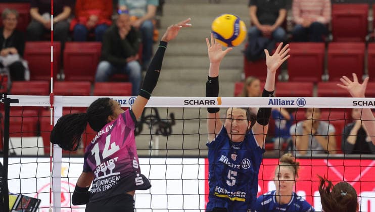 Stuttgart , Bundesliga Volleyball Viertelfinale Spiel 1 , Allianz MTV Stuttgart vs. Schwarz-Weiß Erfurt , von links: Alianza Darley ( Erfurt ) Lydia Grote ( Stgt )