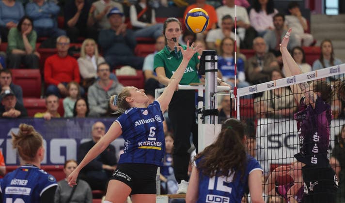 Stuttgart , Bundesliga Volleyball Viertelfinale Spiel 1 , Allianz MTV Stuttgart vs. Schwarz-Weiß Erfurt , Antonia Stautz ( Stgt )