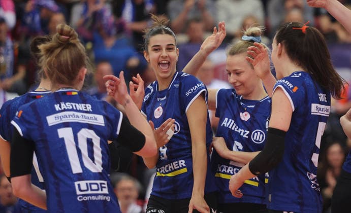 Stuttgart , Bundesliga Volleyball Viertelfinale Spiel 1 , Allianz MTV Stuttgart vs. Schwarz-Weiß Erfurt , von links: Anna Koulberg Antonia Stautz ( Stgt )