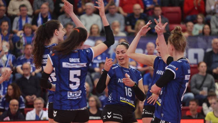 Stuttgart , Bundesliga Volleyball Viertelfinale Spiel 1 , Allianz MTV Stuttgart vs. Schwarz-Weiß Erfurt , Jubel Stuttgart , mitte: Mikala Mogensen