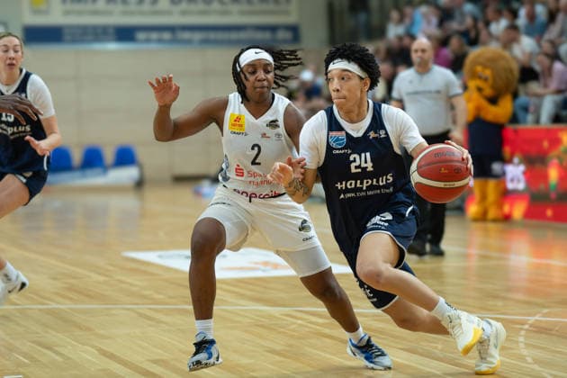 Lashae Dwyer (Luchse, 2), Liz Smith (Lions, 24), Syntainics MBC vs. TK Hannover Luchse, Frauen, Basketball, 1. Bundesliga, DBBL, Hauptrunde, 21. Spieltag, Saison 2025 26, 22.03.2026. Halle SWH Arena Sachsen-Anhalt Deutschland