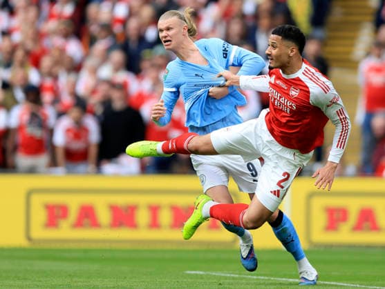 Sport Bilder des Tages Arsenal v Manchester City - Carabao Cup Final Erling Haaland of Manchester City has his shirt pulled by William Saliba of Arsenal during the Carabao Cup Final match between Arsenal and Manchester City at Wembley Stadium on March 22, 2026 in London, England. WARNING! This Photograph May Only Be Used For Newspaper And Or Magazine Editorial Purposes. May Not Be Used For Publications Involving 1 player, 1 Club Or 1 Competition Without Written Authorisation From Football DataCo Ltd. For Any Queries, Please Contact Football DataCo Ltd on +44 (0) 207 864 9121 London Wembley Stadium England United Kingdom Copyright: xAllstarxPicturexLibraryxLtdx