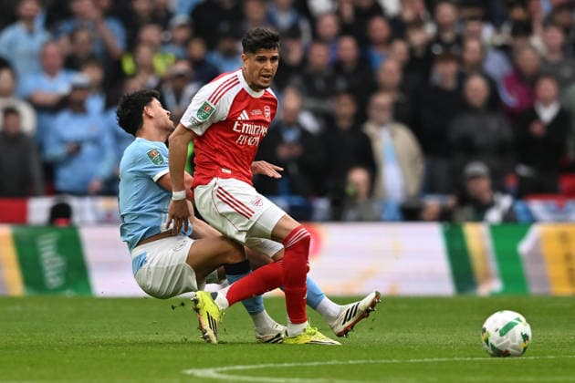 Arsenal v Manchester City, EFL Cup, Cup Final Piero Hincapie (5) of Arsenal fouls Matheus Nunes (27) of Manchester City during the EFL Cup match between Arsenal and Manchester City at Wembley Stadium, London, UK on 22 March 2026. London Wembley Stadium Greater London UK Editorial use only DataCo restrictions apply See www.football-dataco.com , Copyright: xGrahamxHuntx PSI-23937-0047