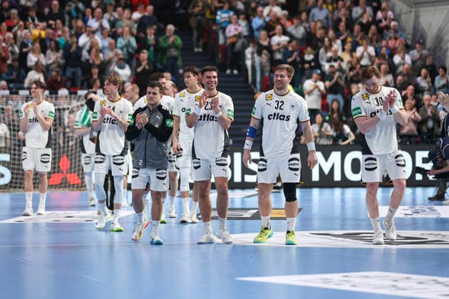 22.03.2026, Handball, Länderspiel Herren, Deutschland - Ägypten, ÖVB-Arena Bremen: DHB Team klatscht zu den Fans nach Abpfiff xKamilxWilkowskixPressefotoKochx Bremen Deutschland