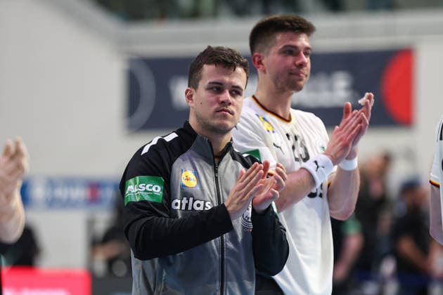 22.03.2026, Handball, Länderspiel Herren, Deutschland - Ägypten, ÖVB-Arena Bremen: Tim Freihöfer (Germany 02) klatscht zu den Fans mit Renars Uscins (Germany 23) im Hintergrund xKamilxWilkowskixPressefotoKochx Bremen Deutschland