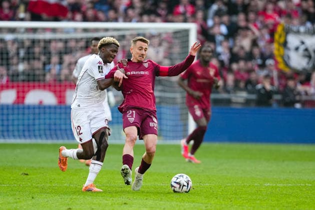 Stade Rennais FC v FC Metz - Ligue 1 McDonald s 2025 2026 12 Alpha Amadou TOURE (fcm) - 21 Valentin RONGIER (srfc) during the Ligue 1 McDonald s match between Rennes and Metz at Roazhon Park on March 22, 2026 in Rennes, France. Rennes France  Copyright: xFEPx 776348336