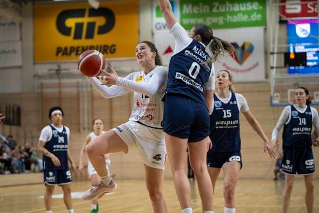 Toyota DBBL 2025 2026 - Syntainics MBC vs.TK Hannover Luchse Halle Saale, Deutschland 22.Maerz 2026: Im Bild:v.li.Rowena Jongeling (Hannover) und Alexia Allesch (Halle) Halle Saale swh.Arena Sachsen-Anhalt Deutschland