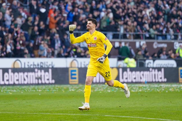 Deutschland: Fussball Bundesliga 2025 - 2026, 27. Spieltag - FC St. Pauli vs SC Freiburg - Millerntor-Stadion (Hamburg-St. Pauli): Nikola Vasilj (FC St. Pauli, 22) Freude, Emotionen, Jubel, Tor und Torjubel, Geste, Gestik, Emotion, Mimik, Gesichtsausdruck *** Germany Soccer Bundesliga 2025 2026, 27 Matchday FC St Pauli vs SC Freiburg Millerntor Stadion Hamburg St Pauli Nikola Vasilj FC St Pauli, 22 Joy, emotions, cheering, goal and goal celebration, gesture, gesture, emotion, facial expression, facial expression Copyright: xJOERANxSTEINSIEKx