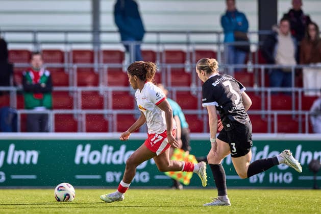 22.03.2026, GER, Frauenfußball, BL, 2025 2026, RB Leipzig - SC Freiburg Delice Boboy (17, RB Leipzig, li.), Alina Axtmann (3, SC Freiburg), Aktion, mit Ball, Zweikampf, Sprintduell, Wasserspritzer, Rasen frisch gewässert Leipzig Trainingszentrum der Roten Bulle Sachsen Deutschland