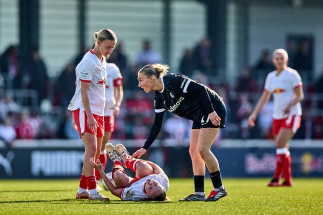 22.03.2026, GER, Frauenfußball, BL, 2025 2026, RB Leipzig - SC Freiburg Lou-Ann Joly (6, RB Leipzig), gefoult am Boden, Schmerzen Leipzig Trainingszentrum der Roten Bulle Sachsen Deutschland