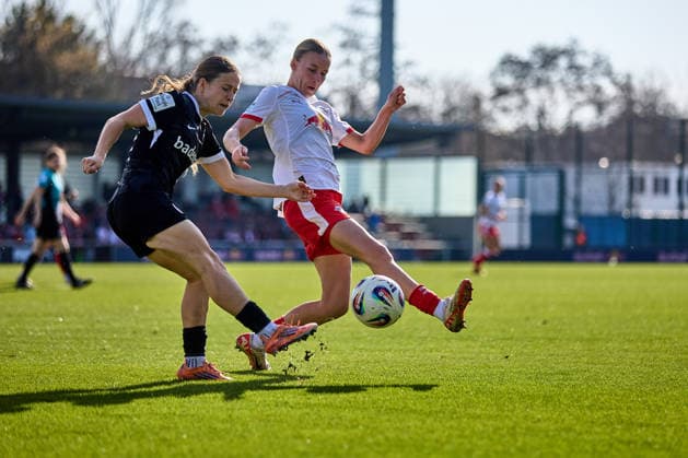 22.03.2026, GER, Frauenfußball, BL, 2025 2026, RB Leipzig - SC Freiburg Nia Szenk (19, SC Freiburg, li.), Marlene Müller (27, RB Leipzig), Aktion, mit Ball, Zweikampf, Schuss Leipzig Trainingszentrum der Roten Bulle Sachsen Deutschland