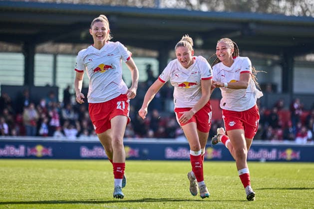 22.03.2026, GER, Frauenfußball, BL, 2025 2026, RB Leipzig - SC Freiburg Julia Landenberger (21, RB Leipzig), Marleen Schimmer (14, RB Leipzig), Lisa Baum (11, RB Leipzig), Jubel nach 1:0 Leipzig Trainingszentrum der Roten Bulle Sachsen Deutschland
