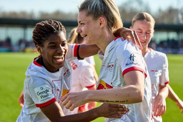 22.03.2026, GER, Frauenfußball, BL, 2025 2026, RB Leipzig - SC Freiburg Delice Boboy (17, RB Leipzig, li.), Julia Landenberger (21, RB Leipzig), Matchwinnerinnen unter sich, Torjubel Leipzig Trainingszentrum der Roten Bulle Sachsen Deutschland