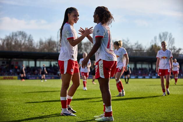 22.03.2026, GER, Frauenfußball, BL, 2025 2026, RB Leipzig - SC Freiburg Lisa Baum (11, RB Leipzig, li.), Delice Boboy (17, RB Leipzig) beim gemeinsamen Torjubel nach 2:0 Leipzig Trainingszentrum der Roten Bulle Sachsen Deutschland