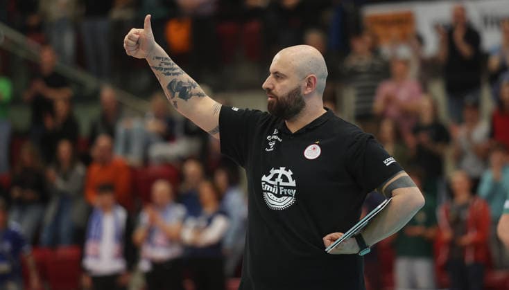 Stuttgart , Bundesliga Volleyball Viertelfinale Spiel 1 , Allianz MTV Stuttgart vs. Schwarz-Weiß Erfurt , Trainer Konstantin Bitter ( Stgt )