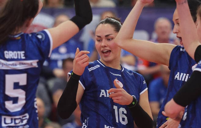 Stuttgart , Bundesliga Volleyball Viertelfinale Spiel 1 , Allianz MTV Stuttgart vs. Schwarz-Weiß Erfurt , Mikala Mogensen ( Stgt )