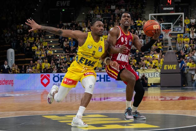 GER, Basketball, easy Credit- BBL, EWE Baskets Oldenburg vs Fitness First Würzburg Baskets 22.03.2026, EWE Arena, Oldenburg, GER, easy Credit-BBL, EWE Baskets Oldenburg vs Fitness First Würzburg Baskets, im Bild Kyle LOFTON ( EWE Baskets Oldenburg 0 ) Marcus CARR ( FIT One WuÌˆrzburg Baskets 5 )