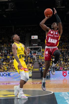 GER, Basketball, easy Credit- BBL, EWE Baskets Oldenburg vs Fitness First Würzburg Baskets 22.03.2026, EWE Arena, Oldenburg, GER, easy Credit-BBL, EWE Baskets Oldenburg vs Fitness First Würzburg Baskets, im Bild Kyle LOFTON ( EWE Baskets Oldenburg 0 ) Marcus CARR ( FIT One WuÌˆrzburg Baskets 5 )