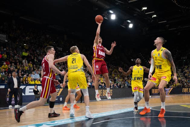 GER, Basketball, easy Credit- BBL, EWE Baskets Oldenburg vs Fitness First Würzburg Baskets 22.03.2026, EWE Arena, Oldenburg, GER, easy Credit-BBL, EWE Baskets Oldenburg vs Fitness First Würzburg Baskets, im Bild Brae IVEY ( FIT One WuÌˆrzburg Baskets 11 ) Christian SKLADANOWSKI ( FIT One WuÌˆrzburg Baskets 19 ) Seth HINRICHS ( EWE Baskets Oldenburg 21 ) Chris CLEMONS ( EWE Baskets Oldenburg 3 ) Tomislav ZUBCIC ( EWE Baskets Oldenburg 33 )