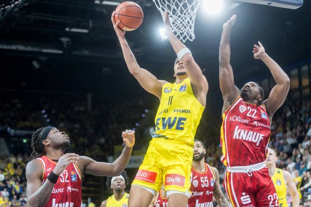 Oldenburg, Niedersachsen, DEU, 22.03.2026, Nicholas Tischler (Mitte, EWE Baskets Oldenburg), Johnathan Stove (rechts, Fitness First Würzburg Baskets) und Charles Thompson (links, Fitness First Würzburg Baskets). EWE Baskets Oldenburg vs. Fitness First Würzburg Baskets. Basketball. 1. Basketball-Bundesliga Saison 2025 2026, 23. Spieltag, Grosse EWE Arena. EWE Baskets Oldenburg vs. Fitness First Würzburg Baskets