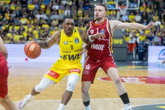 Oldenburg, Niedersachsen, DEU, 22.03.2026, Kyle Lofton (links, EWE Baskets Oldenburg) und Lukas Herzog (rechts, Fitness First Würzburg Baskets). EWE Baskets Oldenburg vs. Fitness First Würzburg Baskets. Basketball. 1. Basketball-Bundesliga Saison 2025 2026, 23. Spieltag, Grosse EWE Arena. EWE Baskets Oldenburg vs. Fitness First Würzburg Baskets