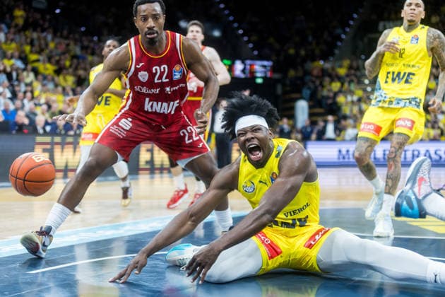 Sport Bilder des Tages Oldenburg, Niedersachsen, DEU, 22.03.2026, Brian Fobbs (Mitte, EWE Baskets Oldenburg) und Johnathan Stove (links, Fitness First Würzburg Baskets). EWE Baskets Oldenburg vs. Fitness First Würzburg Baskets. Basketball. 1. Basketball-Bundesliga Saison 2025 2026, 23. Spieltag, Grosse EWE Arena. EWE Baskets Oldenburg vs. Fitness First Würzburg Baskets