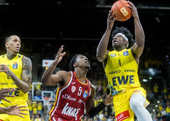 Oldenburg, Niedersachsen, DEU, 22.03.2026, Brian Fobbs (rechts, EWE Baskets Oldenburg), Marcus Carr (Mitte, Fitness First Würzburg Baskets) und Michale Kyser (links, EWE Baskets Oldenburg). EWE Baskets Oldenburg vs. Fitness First Würzburg Baskets. Basketball. 1. Basketball-Bundesliga Saison 2025 2026, 23. Spieltag, Grosse EWE Arena. EWE Baskets Oldenburg vs. Fitness First Würzburg Baskets