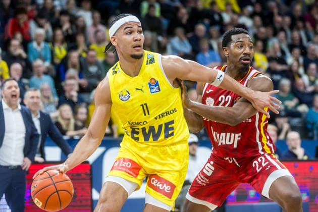 Oldenburg, Niedersachsen, DEU, 22.03.2026, Nicholas Tischler (links, EWE Baskets Oldenburg) und Johnathan Stove (rechts, Fitness First Würzburg Baskets). EWE Baskets Oldenburg vs. Fitness First Würzburg Baskets. Basketball. 1. Basketball-Bundesliga Saison 2025 2026, 23. Spieltag, Grosse EWE Arena. EWE Baskets Oldenburg vs. Fitness First Würzburg Baskets