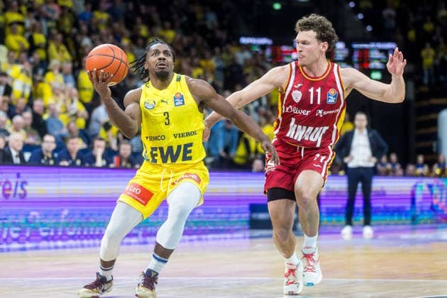 Oldenburg, Niedersachsen, DEU, 22.03.2026, Christopher Clemons (links, EWE Baskets Oldenburg) und Brae Ivey (rechts, Fitness First Würzburg Baskets). EWE Baskets Oldenburg vs. Fitness First Würzburg Baskets. Basketball. 1. Basketball-Bundesliga Saison 2025 2026, 23. Spieltag, Grosse EWE Arena. EWE Baskets Oldenburg vs. Fitness First Würzburg Baskets