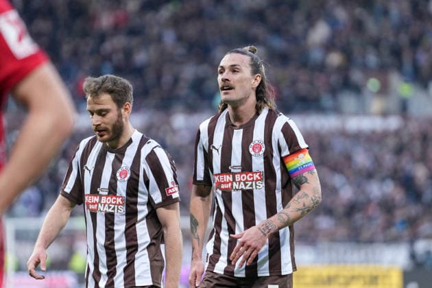 Jackson Irvine (FC St. Pauli, 07), Portrait, Porträt, Sondertrikot, Logo von Kein Bock auf Nazis, deutliches Zeichen gegen Rechtsextremismus, gegen Rassismus, Antisemitismus und Rechtsextremismus, Trikot , Deutschland, Fussball, 1. Bundesliga, 27.Spieltag, 2025 2026, FC St. Pauli vs. SC Freiburg, 22.03.2026, Millerntor-Stadion, Hamburg, Deutschland DFL REGULATIONS PROHIBIT ANY USE OF PHOTOGRAPHS AS IMAGE SEQUENCES AND OR QUASI-VIDEO. Hamburg Millerntor-Stadion Hamburg Deutschland *** Jackson Irvine FC St Pauli, 07 , portrait, portrait, special jersey, logo of Kein Bock auf Nazis, clear sign against right-wing extremism, against racism, anti-Semitism and right-wing extremism, jersey , Germany, football, 1 Bundesliga, 27 Matchday, 2025 2026, FC St Pauli vs SC Freiburg, 22 03 2026, Millerntor Stadion, Hamburg, Germany DFL REGULATIONS PROHIBIT ANY USE OF PHOTOGRAPHS AS IMAGE SEQUENCES AND OR QUASI VIDEO Hamburg Millerntor Stadion Hamburg Germany Copyright: xArnexAmbergx