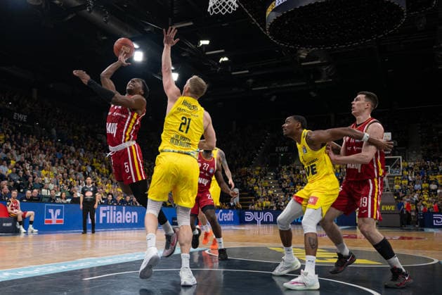 GER, Basketball, easy Credit- BBL, EWE Baskets Oldenburg vs Fitness First Würzburg Baskets 22.03.2026, EWE Arena, Oldenburg, GER, easy Credit-BBL, EWE Baskets Oldenburg vs Fitness First Würzburg Baskets, im Bild Marcus CARR ( FIT One WuÌˆrzburg Baskets 5 ) Seth HINRICHS ( EWE Baskets Oldenburg 21 ) Kyle LOFTON ( EWE Baskets Oldenburg 0 ) Christian SKLADANOWSKI ( FIT One WuÌˆrzburg Baskets 19 )