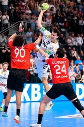 Bremen: Handball Länderspiel - Deutschland - Ägypten v.li. Ali Zein (Aegypten), Julian Köster Koester (Deutschland), Ibrahim Elmasry (Aegypten) Bremen ÖVB Arena Deutschland