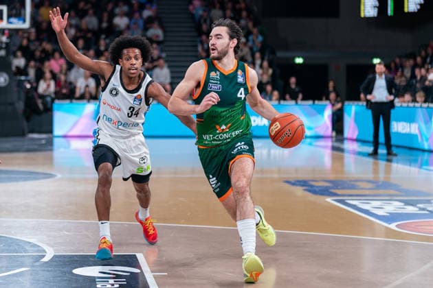 Clay Guillozet (Gladiators Trier, 04) im Dribbling gegen Ross Williams (Veolia Towers Hamburg, 34), GER, Veolia Towers Hamburg vs VET-CONCEPT Gladiators Trier, Basketball, Bundesliga, Spieltag 15, Saison 2025 2026, 22.03.2026 GER, Veolia Towers Hamburg vs VET-CONCEPT Gladiators Trier, Basketball, Bundesliga, Spieltag 15, Saison 2025 2026, 22.03.2026 Hamburg Copyright: xEibner-Pressefoto MaxxVincenx EP_MVN