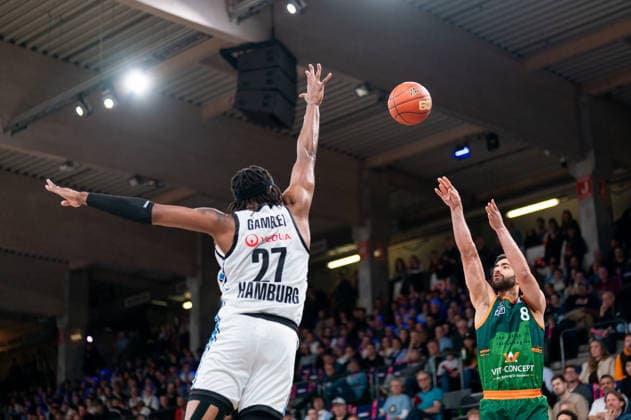 Behnam Yakhchali Dehkordi (Gladiators Trier, 08) beim Wurf, Karl Gamble (Veolia Towers Hamburg, 27), GER, Veolia Towers Hamburg vs VET-CONCEPT Gladiators Trier, Basketball, Bundesliga, Spieltag 15, Saison 2025 2026, 22.03.2026 GER, Veolia Towers Hamburg vs VET-CONCEPT Gladiators Trier, Basketball, Bundesliga, Spieltag 15, Saison 2025 2026, 22.03.2026 Hamburg Copyright: xEibner-Pressefoto MaxxVincenx EP_MVN