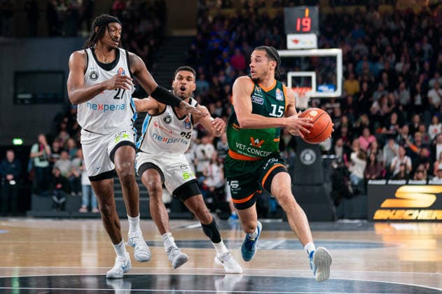 Jordan Roland (Gladiators Trier, 15) im Dribbling gegen Kenneth Ogbe (Veolia Towers Hamburg, 25), Karl Gamble (Veolia Towers Hamburg, 27), GER, Veolia Towers Hamburg vs VET-CONCEPT Gladiators Trier, Basketball, Bundesliga, Spieltag 15, Saison 2025 2026, 22.03.2026 GER, Veolia Towers Hamburg vs VET-CONCEPT Gladiators Trier, Basketball, Bundesliga, Spieltag 15, Saison 2025 2026, 22.03.2026 Hamburg Copyright: xEibner-Pressefoto MaxxVincenx EP_MVN