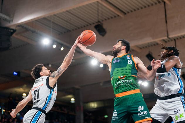 Behnam Yakhchali Dehkordi (Gladiators Trier, 08) im Zweikampf, Kampf um den Ball mit Devon Daniels (Veolia Towers Hamburg, 21), GER, Veolia Towers Hamburg vs VET-CONCEPT Gladiators Trier, Basketball, Bundesliga, Spieltag 15, Saison 2025 2026, 22.03.2026 GER, Veolia Towers Hamburg vs VET-CONCEPT Gladiators Trier, Basketball, Bundesliga, Spieltag 15, Saison 2025 2026, 22.03.2026 Hamburg Copyright: xEibner-Pressefoto MaxxVincenx EP_MVN