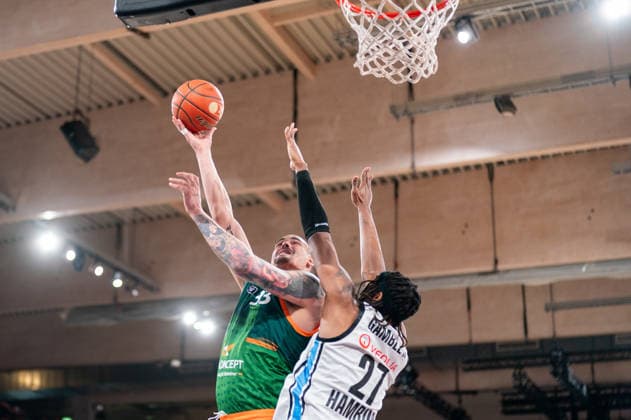 Maik Zirbes (Gladiators Trier, 33) beim Korbleger gegen Karl Gamble (Veolia Towers Hamburg, 27), GER, Veolia Towers Hamburg vs VET-CONCEPT Gladiators Trier, Basketball, Bundesliga, Spieltag 15, Saison 2025 2026, 22.03.2026 GER, Veolia Towers Hamburg vs VET-CONCEPT Gladiators Trier, Basketball, Bundesliga, Spieltag 15, Saison 2025 2026, 22.03.2026 Hamburg Copyright: xEibner-Pressefoto MaxxVincenx EP_MVN