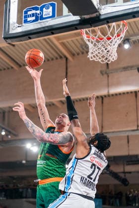 Maik Zirbes (Gladiators Trier, 33) beim Korbleger gegen Karl Gamble (Veolia Towers Hamburg, 27), GER, Veolia Towers Hamburg vs VET-CONCEPT Gladiators Trier, Basketball, Bundesliga, Spieltag 15, Saison 2025 2026, 22.03.2026 GER, Veolia Towers Hamburg vs VET-CONCEPT Gladiators Trier, Basketball, Bundesliga, Spieltag 15, Saison 2025 2026, 22.03.2026 Hamburg Copyright: xEibner-Pressefoto MaxxVincenx EP_MVN