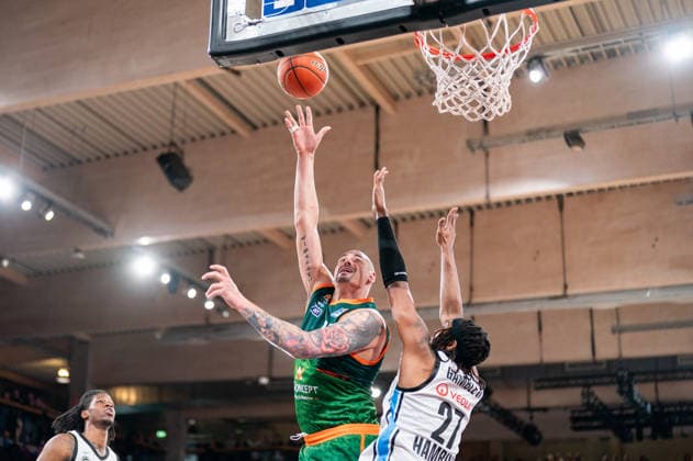 Maik Zirbes (Gladiators Trier, 33) beim Korbleger gegen Karl Gamble (Veolia Towers Hamburg, 27), GER, Veolia Towers Hamburg vs VET-CONCEPT Gladiators Trier, Basketball, Bundesliga, Spieltag 15, Saison 2025 2026, 22.03.2026 GER, Veolia Towers Hamburg vs VET-CONCEPT Gladiators Trier, Basketball, Bundesliga, Spieltag 15, Saison 2025 2026, 22.03.2026 Hamburg Copyright: xEibner-Pressefoto MaxxVincenx EP_MVN