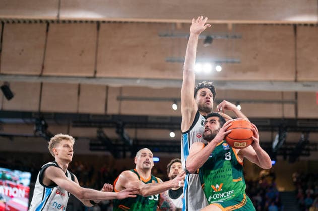 Zsombor Maronka (Veolia Towers Hamburg, 05), Maik Zirbes (Gladiators Trier, 33), Benedikt Turudic (Veolia Towers Hamburg, 44), Behnam Yakhchali Dehkordi (Gladiators Trier, 08) am Ball, GER, Veolia Towers Hamburg vs VET-CONCEPT Gladiators Trier, Basketball, Bundesliga, Spieltag 15, Saison 2025 2026, 22.03.2026 GER, Veolia Towers Hamburg vs VET-CONCEPT Gladiators Trier, Basketball, Bundesliga, Spieltag 15, Saison 2025 2026, 22.03.2026 Hamburg Copyright: xEibner-Pressefoto MaxxVincenx EP_MVN