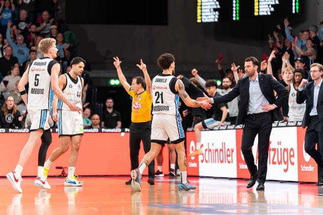 Devon Daniels (Veolia Towers Hamburg, 21) jubelt Jubel mit Benka Barloschky (Veolia Towers Hamburg, Trainer) und Bank, GER, Veolia Towers Hamburg vs VET-CONCEPT Gladiators Trier, Basketball, Bundesliga, Spieltag 15, Saison 2025 2026, 22.03.2026 GER, Veolia Towers Hamburg vs VET-CONCEPT Gladiators Trier, Basketball, Bundesliga, Spieltag 15, Saison 2025 2026, 22.03.2026 Hamburg Copyright: xEibner-Pressefoto MaxxVincenx EP_MVN